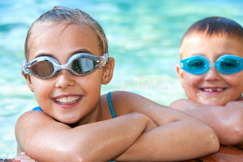 Jonge geitjes in zwembad met beschermende brillen. stock afbeelding Jonge geitjes in zwembad met beschermende brillen. stock afbeelding