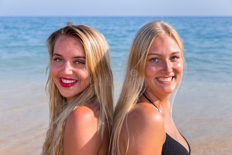 Portret van twee meisjes op zee stock foto Portret van twee meisjes op zee stock foto