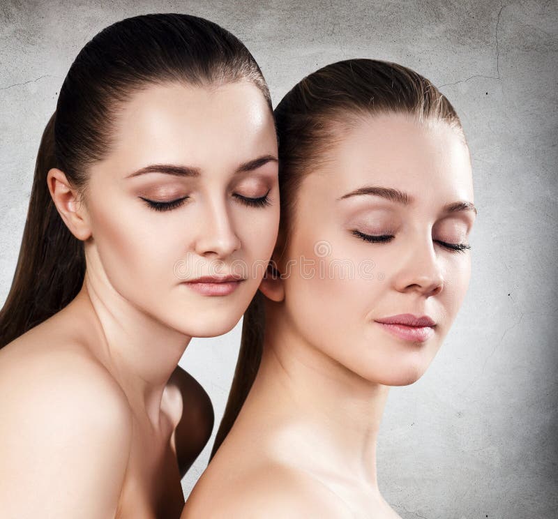 Portret van twee sensuele jonge vrouwen stock afbeeldingen Portret van twee sensuele jonge vrouwen stock afbeeldingen