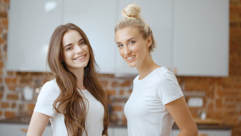 Portret van twee vrolijke tienermeisjes die camera en het glimlachen bekijken stock videobeelden Portret van twee vrolijke tienermeisjes die camera en het glimlachen bekijken stock videobeelden
