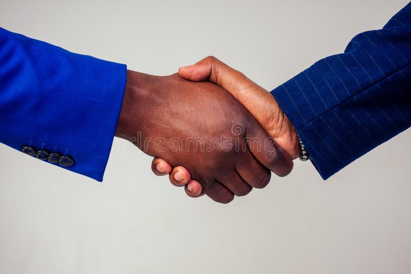 Portret van twee zakenmannen die handen schudden in een zakelijke vergadering op witte achtergrond in studio shot