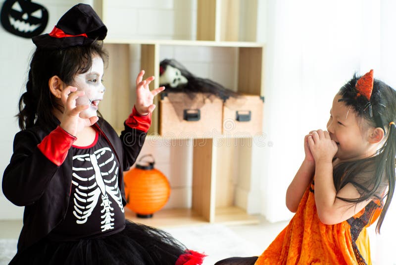 Portret van twee zusters die als een spook het frigthening expressi handelen royalty-vrije stock fotografie Portret van twee zusters die als een spook het frigthening expressi handelen royalty-vrije stock fotografie