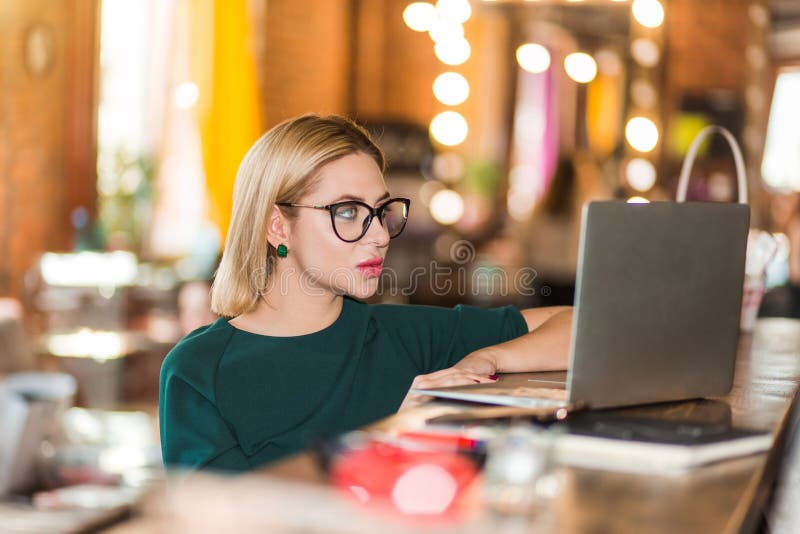 Portret van vrij jonge bedrijfsvrouw in glazen op werkplaats stock afbeeldingen Portret van vrij jonge bedrijfsvrouw in glazen op werkplaats stock afbeeldingen