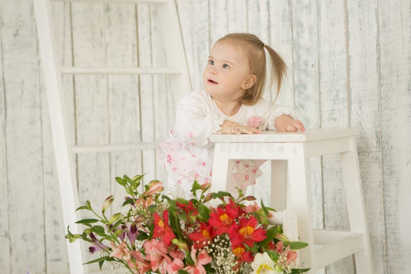 Portret van vrolijk babymeisje met Benedensyndroom royalty-vrije stock foto Portret van vrolijk babymeisje met Benedensyndroom royalty-vrije stock foto