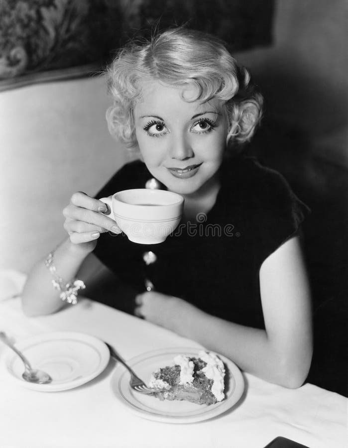 Portret van vrouw die pastei en koffie hebben (Alle afgeschilderde personen leven niet langer en geen landgoed bestaat Tha van le royalty-vrije stock afbeelding Portret van vrouw die pastei en koffie hebben (Alle afgeschilderde personen leven niet langer en geen landgoed bestaat Tha van le royalty-vrije stock afbeelding