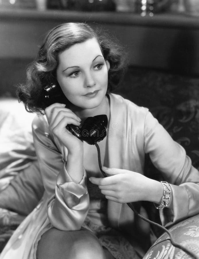 Portret van vrouw die telefoon met behulp van royalty-vrije stock afbeeldingen Portret van vrouw die telefoon met behulp van royalty-vrije stock afbeeldingen