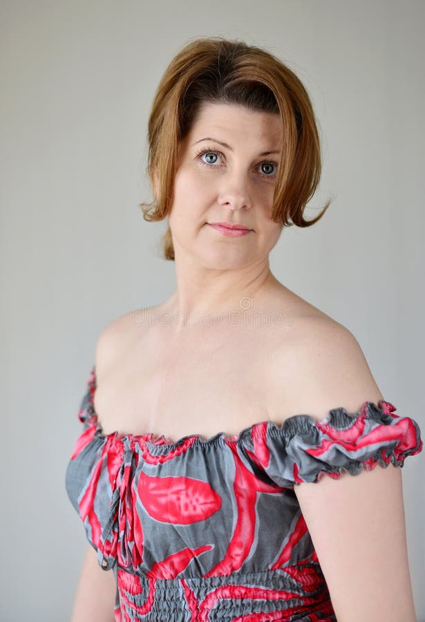 Portret van vrouw in een kleding met naakte schouders stock fotografie Portret van vrouw in een kleding met naakte schouders stock fotografie