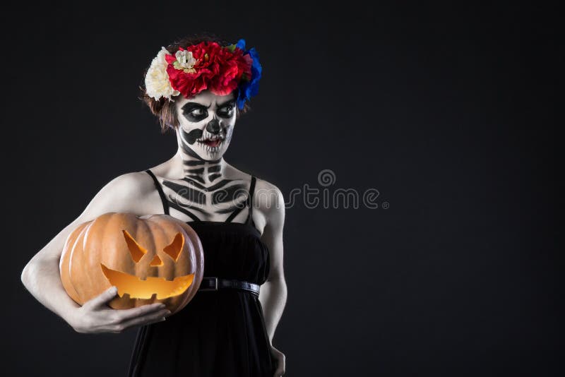 Portret van vrouw met kroon en enge Halloween-make-up Zombii in kroon met pompoen over zwarte achtergrond royalty-vrije stock foto Portret van vrouw met kroon en enge Halloween-make-up Zombii in kroon met pompoen over zwarte achtergrond royalty-vrije stock foto