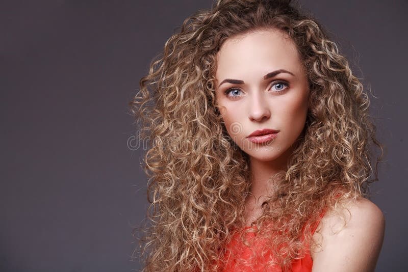 Portret van vrouw met krullend haar stock foto Portret van vrouw met krullend haar stock foto