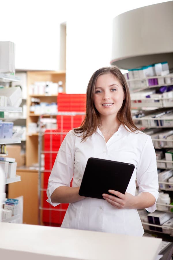 Portret van Vrouwelijke Apotheker Holding Tablet Pc stock afbeelding Portret van Vrouwelijke Apotheker Holding Tablet Pc stock afbeelding