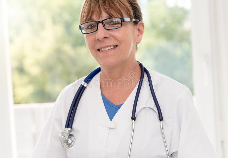 Portret van vrouwelijke arts stock afbeeldingen