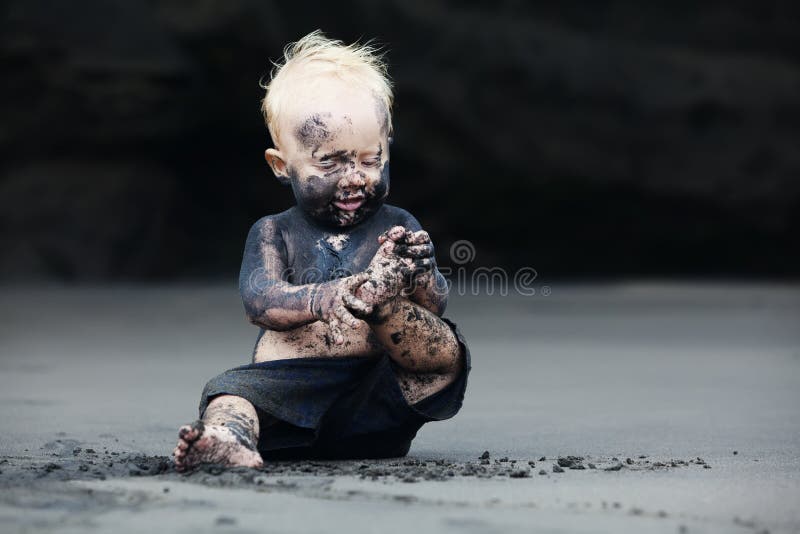 Portret van vuil kind op het zwarte San-strand royalty-vrije stock afbeelding Portret van vuil kind op het zwarte San-strand royalty-vrije stock afbeelding