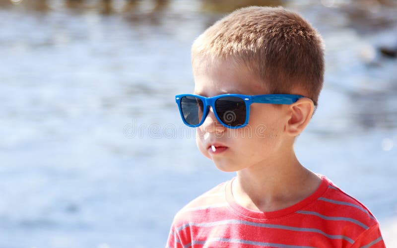 Portret van weinig jong jongensjong geitje op zee De zomer royalty-vrije stock fotografie Portret van weinig jong jongensjong geitje op zee De zomer royalty-vrije stock fotografie