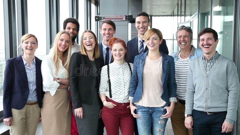 Portret van zaken en adverterend team, het bekijken camera en het lachen