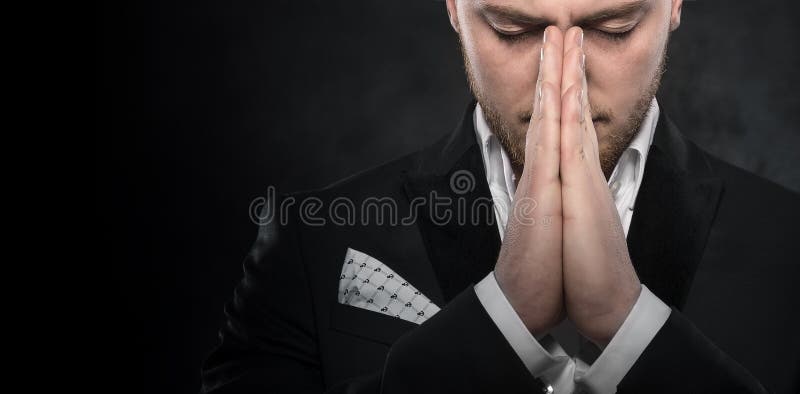 Portret van zakenman het bidden of het denken royalty-vrije stock afbeeldingen Portret van zakenman het bidden of het denken royalty-vrije stock afbeeldingen