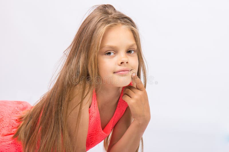 Portret van zevenjarig Opgevat meisje op een witte achtergrond stock foto Portret van zevenjarig Opgevat meisje op een witte achtergrond stock foto