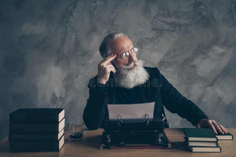 Portret van zijn mooie, beproefde, verbijsterde, grijsharige professionele, professionele, creatieve uitgeverij-inspiratie stock fotografie Portret van zijn mooie, beproefde, verbijsterde, grijsharige professionele, professionele, creatieve uitgeverij-inspiratie stock fotografie