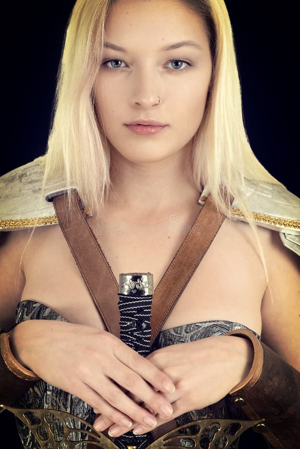 Portret van een vrouwelijke krijger stock afbeeldingen