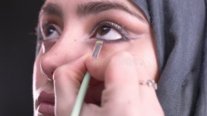 Portret w profilu kobieta wręcza rysunkowe czarne strzały używać płaskiego muśnięcie dla pięknej muzułmańskiej kobiety w hijab na