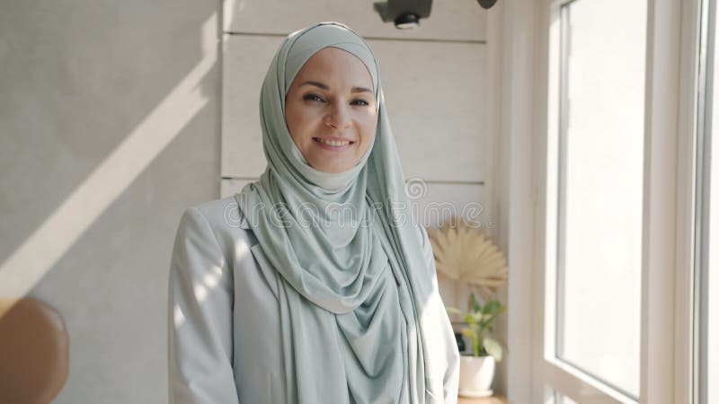 Portret w zwolnionym tempie wspaniałego młodego muzułmanu w hidżabie stojącego w kafejce zdjęcie wideo
