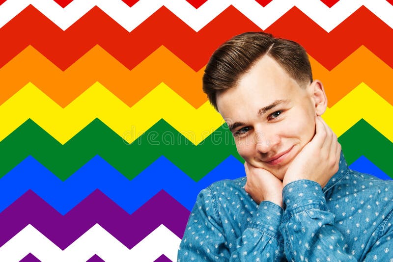 Portret White leuke jonge jongen glimlacht Man gekleed in een blauw shirt, knuffelt zijn gezicht met zijn handen stock afbeeldingen Portret White leuke jonge jongen glimlacht Man gekleed in een blauw shirt, knuffelt zijn gezicht met zijn handen stock afbeeldingen