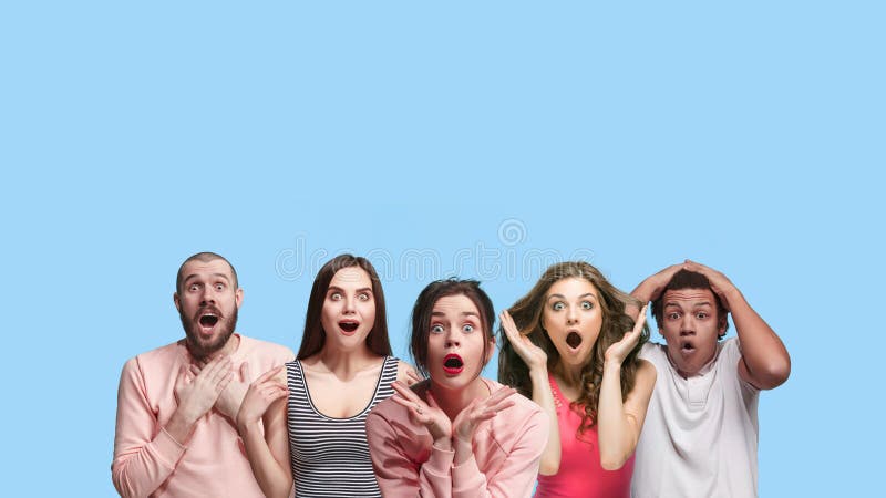 Portret wieloetnicznej grupy młodych ludzi wyizolowanej na niebieskim tle studio, ulotka, kolaż fotografia stock