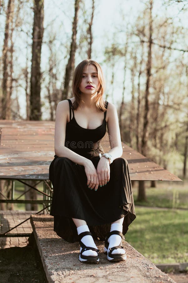 Portret zadumana dziewczyna outdoors fotografia royalty free