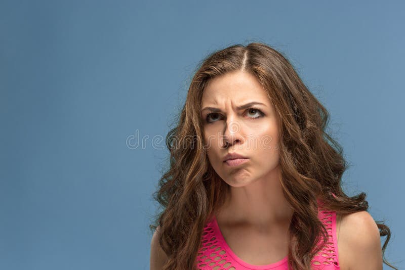 Portret zniechęcona kobieta. Portret zniechęcona młoda kobieta przy studiiem