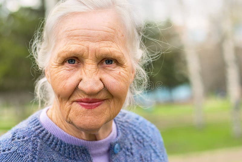 Portret zâmbitor femeie în vârstă stock images
