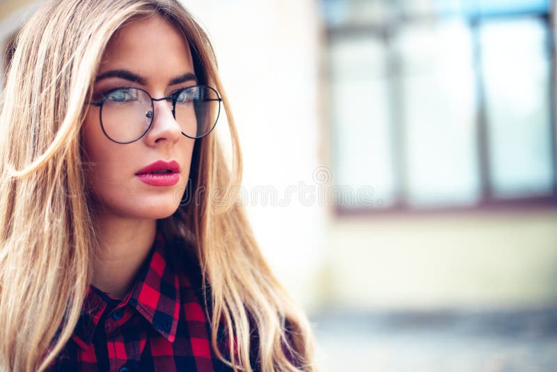 Portret élégant et à la mode de plan rapproché d'équipement de fille à la mode sur la rue Mode femelle Femme élégant photos libres de droits Portret élégant et à la mode de plan rapproché d'équipement de fille à la mode sur la rue Mode femelle Femme élégant photos libres de droits