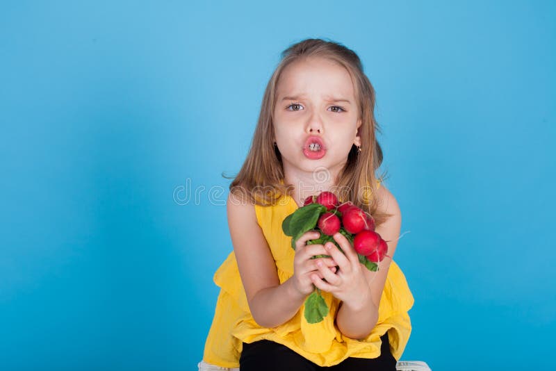 Portret ładna dziewczyna z świeżych warzyw czerwonymi rzodkwiami obraz royalty free Portret ładna dziewczyna z świeżych warzyw czerwonymi rzodkwiami obraz royalty free