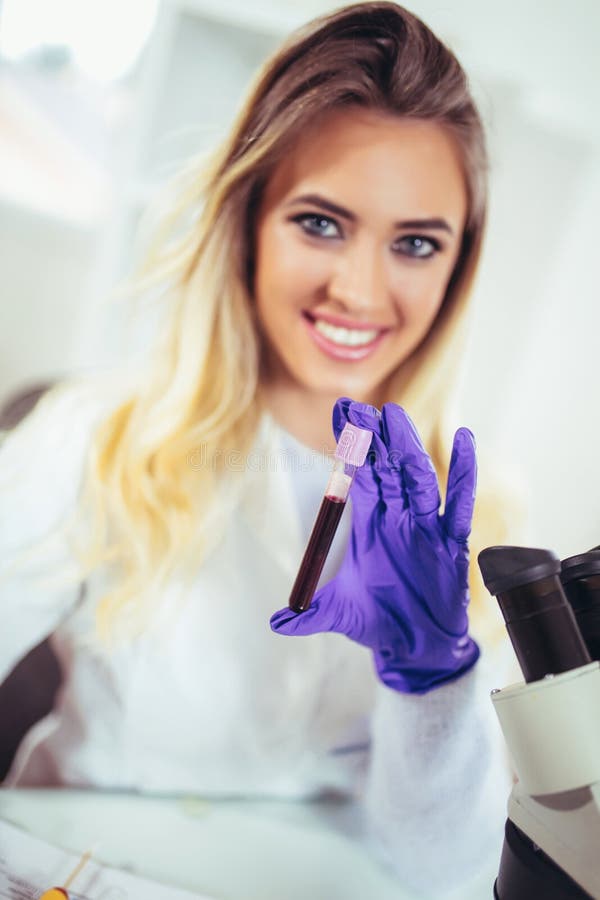 Portret ładny żeński laborancki asystent analizuje próbkę krwi zdjęcia royalty free Portret ładny żeński laborancki asystent analizuje próbkę krwi zdjęcia royalty free