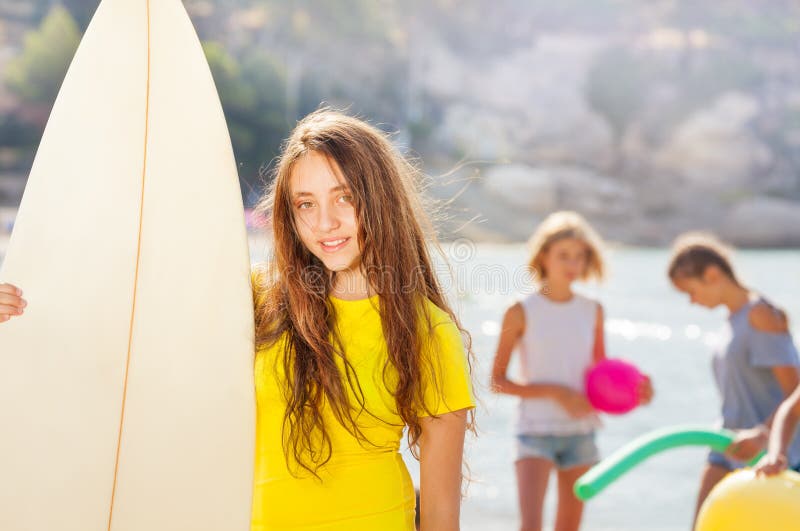 Portret śliczna brunet dziewczyna z surfboard fotografia stock Portret śliczna brunet dziewczyna z surfboard fotografia stock