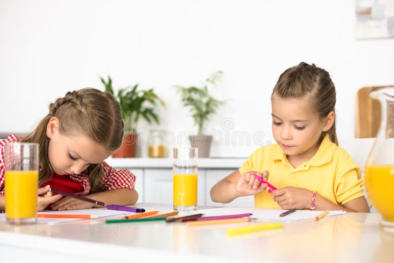 portret śliczni małe dzieci rysuje obrazki przy stołem obrazy stock portret śliczni małe dzieci rysuje obrazki przy stołem obrazy stock
