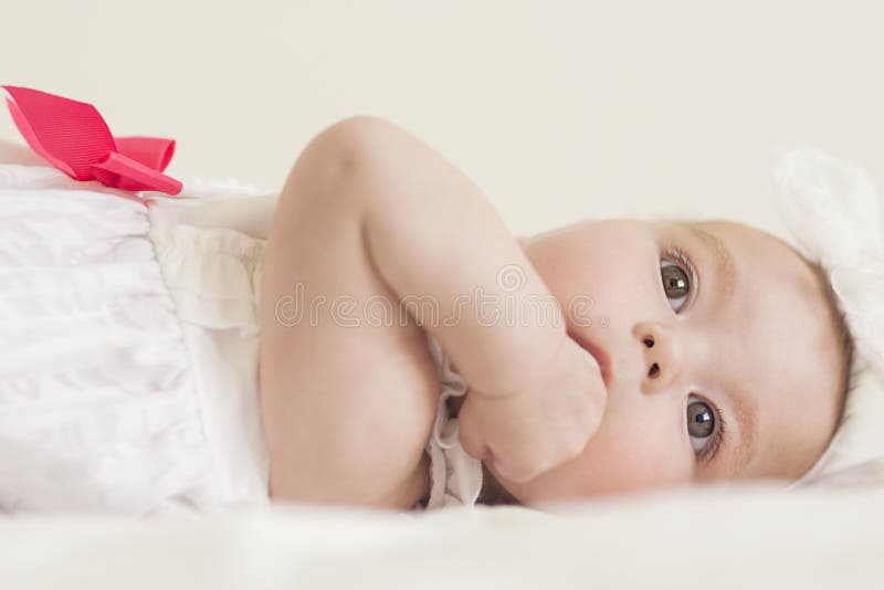 Portret Śliczny Dziecięcy Kaukaski Żeński dziecko Przeciw bielowi fotografia stock Portret Śliczny Dziecięcy Kaukaski Żeński dziecko Przeciw bielowi fotografia stock