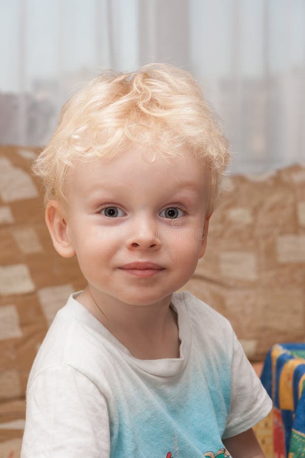 Portret śliczny uśmiechnięty dzieciak obrazy stock Portret śliczny uśmiechnięty dzieciak obrazy stock