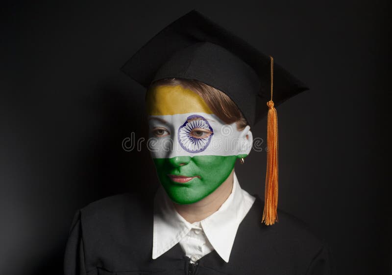 Portret Żeński Indiański kawaler z malującą indianin flaga w Czarnej skalowanie nakrętce i salopie fotografia royalty free Portret Żeński Indiański kawaler z malującą indianin flaga w Czarnej skalowanie nakrętce i salopie fotografia royalty free