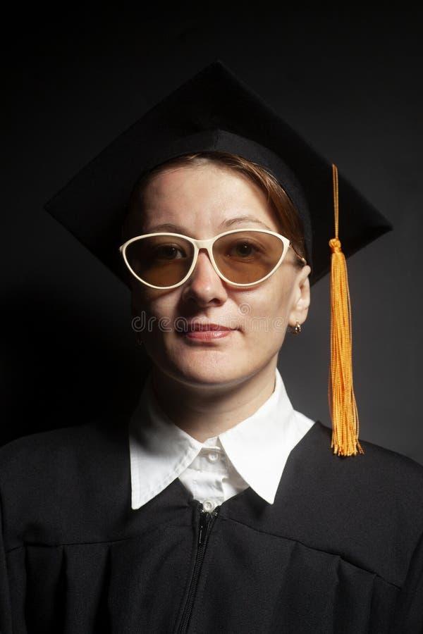 Portret Żeński kawaler w Czarnej skalowanie nakrętce z okularami przeciwsłonecznymi i salopie obrazy stock Portret Żeński kawaler w Czarnej skalowanie nakrętce z okularami przeciwsłonecznymi i salopie obrazy stock