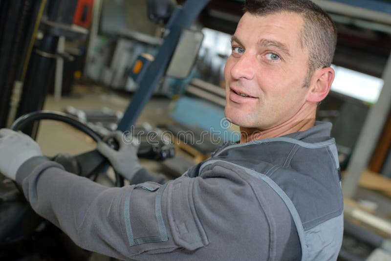 Portreta forklift w średnim wieku męski kierowca obraz royalty free Portreta forklift w średnim wieku męski kierowca obraz royalty free