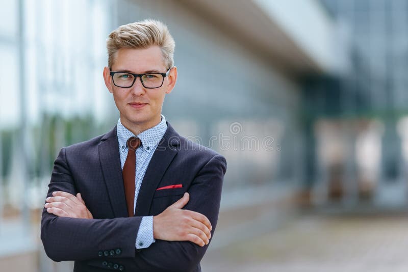 Portreta mężczyzna w kostiumu przed budynkiem biurowym Przystojny biznesmen plenerowy Męscy biznesowi osoba stojaki na ulicie zdjęcia royalty free Portreta mężczyzna w kostiumu przed budynkiem biurowym Przystojny biznesmen plenerowy Męscy biznesowi osoba stojaki na ulicie zdjęcia royalty free