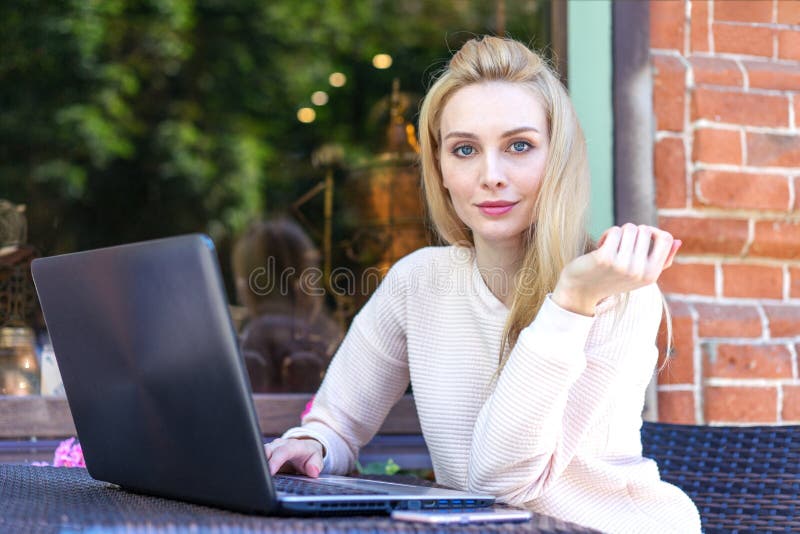 Portreta pięknego freelancer Kaukaska dziewczyna z netbook outdoors w miasto kawiarni obraz royalty free Portreta pięknego freelancer Kaukaska dziewczyna z netbook outdoors w miasto kawiarni obraz royalty free