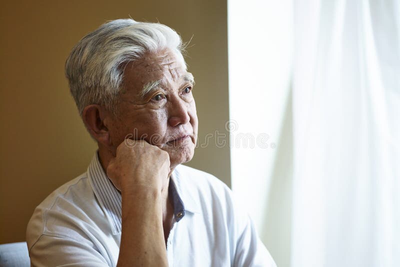 Portreta smutny azjatykci starszy mężczyzna