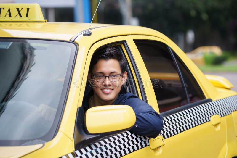 Portreta taksówkarza uśmiechu samochodowy jeżdżenie szczęśliwy