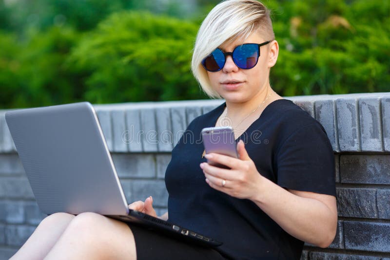 Portretstudente die in openlucht op telefoon spreken royalty-vrije stock afbeelding Portretstudente die in openlucht op telefoon spreken royalty-vrije stock afbeelding