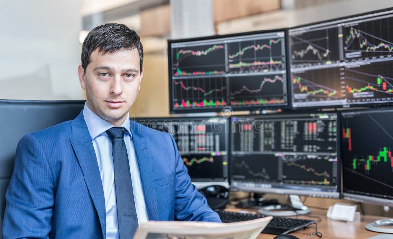 Portretul comercial al brokerului bursier în biroul de formare. royalty free stock photography