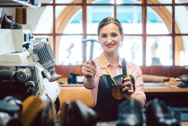 Portretul de afaceri al proprietarului în atelierul său de cizmare stock image