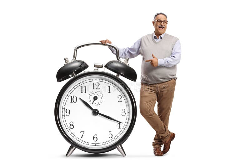 Portretul de lungime completă al unui om matur care indică un ceas deșteptător stock photo