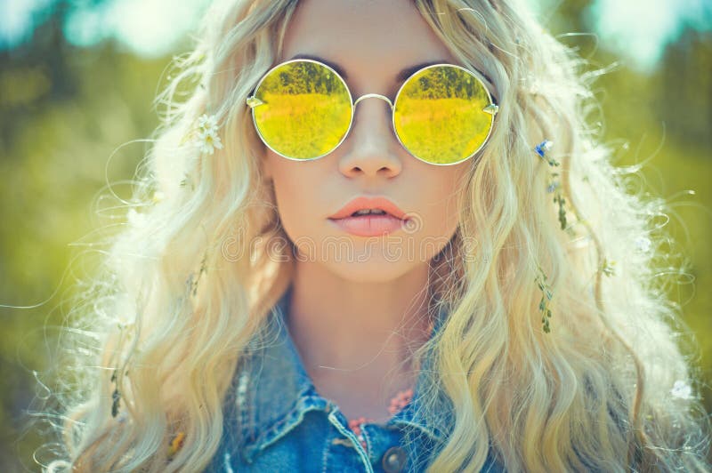 Portretul exterior al tinerei hippie hippie royalty free stock photos