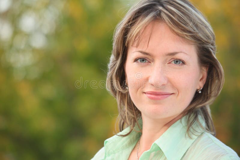 Portretul femeii zâmbitoare din parcul de toamnă timpuriu stock photography