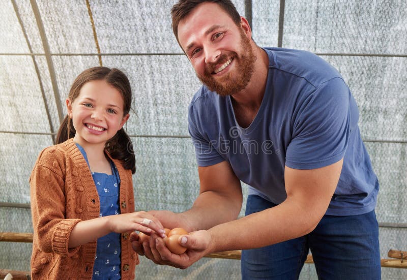 Portretul fermei și al tatălui cu ouă pentru producția de păsări de curte în cadrul întreprinderilor agricole și al durabilității. royalty free stock image